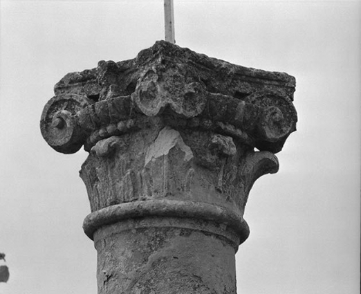 Croix de chemin, dite croix Blanche. Chapiteau. © Région Bourgogne-Franche-Comté, Inventaire du patrimoine