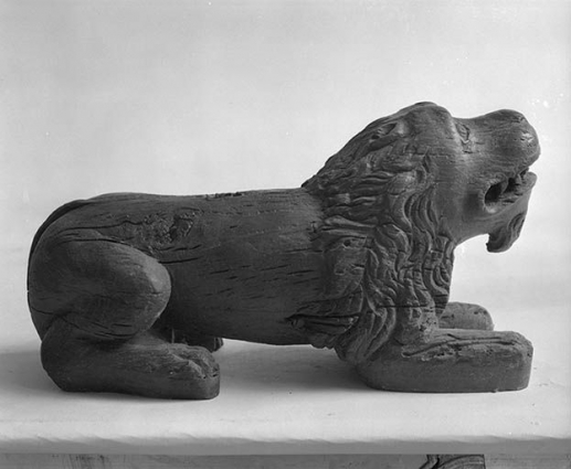 Détail : un des trois lions qui portent le pied. © Région Bourgogne-Franche-Comté, Inventaire du patrimoine