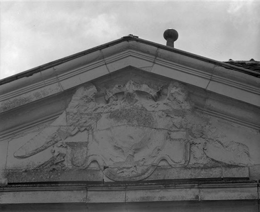 Façade antérieure. Fronton. © Région Bourgogne-Franche-Comté, Inventaire du patrimoine