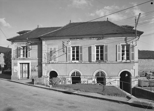 Façade principale avec lavoir en rez-de-chaussée. © Région Bourgogne-Franche-Comté, Inventaire du patrimoine