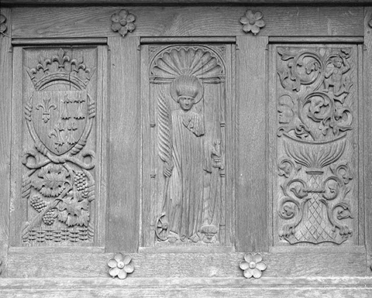 Portail flamboyant. Décor sculpté de la porte de droite (saint Pantaléon entre un blason et un calice). © Région Bourgogne-Franche-Comté, Inventaire du patrimoine