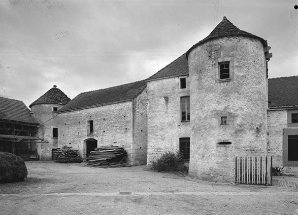 Dépendances et tour. Façades sur cour. © Région Bourgogne-Franche-Comté, Inventaire du patrimoine