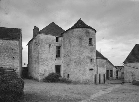 Bâtiment à toit en pavillon et tour. Façades sur cour. © Région Bourgogne-Franche-Comté, Inventaire du patrimoine