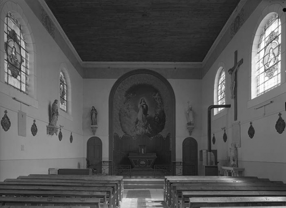 Vue intérieure vers le choeur. Mobilier et couvrement en lattes de bois naturel. Peinture monumentale. © Région Bourgogne-Franche-Comté, Inventaire du patrimoine