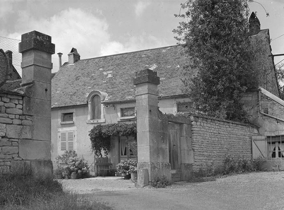 Mur d'enceinte et portail sur rue, façade antérieure sur cour (en arrière plan). © Région Bourgogne-Franche-Comté, Inventaire du patrimoine