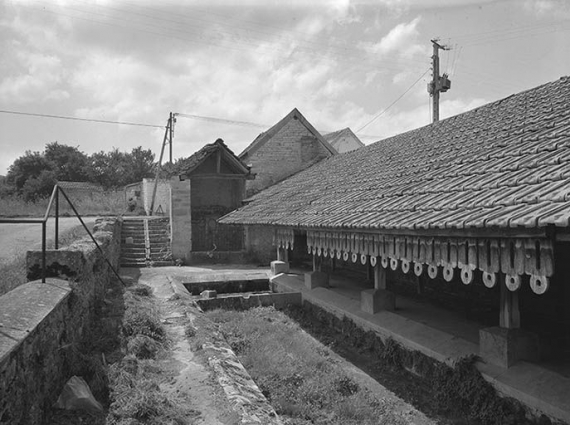 Vue extérieure, avec bassin et décoration en bois découpé sur la bordure du toit. © Région Bourgogne-Franche-Comté, Inventaire du patrimoine