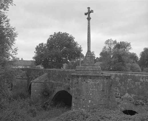 Croix monumentale (croix de pont). © Région Bourgogne-Franche-Comté, Inventaire du patrimoine