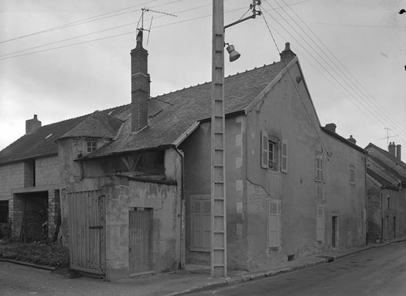 Façade antérieure flanquée d'une tourelle demi-hors-oeuvre (à gauche) et mur-pignon sur rue. © Région Bourgogne-Franche-Comté, Inventaire du patrimoine