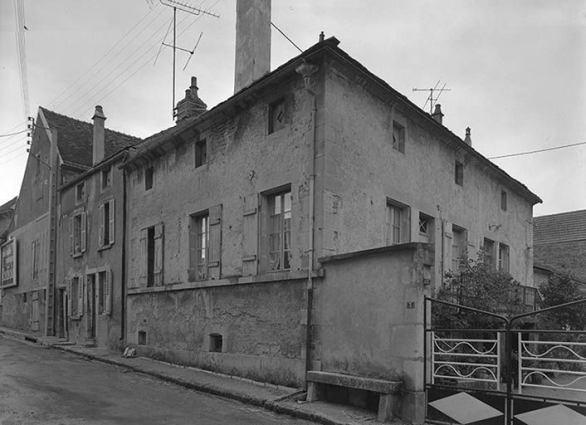 Logis d'habitation. Façade sur rue avec portail d'entrée, et façade antérieure sur cour. © Région Bourgogne-Franche-Comté, Inventaire du patrimoine