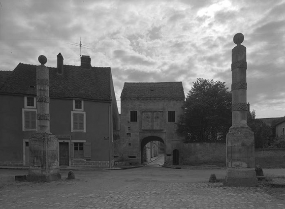 Vue d'ensemble des deux colonnes. © Région Bourgogne-Franche-Comté, Inventaire du patrimoine