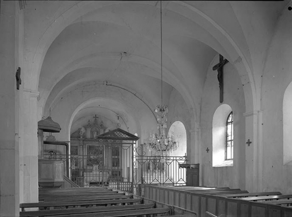 Vue intérieure vers le choeur. Clôture liturgique et chaire à prêcher. © Région Bourgogne-Franche-Comté, Inventaire du patrimoine