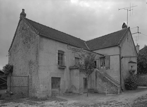 Maison de plan en L avec escalier extérieur en équerre et échauguette (?) sur façade latérale droite du retour. © Région Bourgogne-Franche-Comté, Inventaire du patrimoine