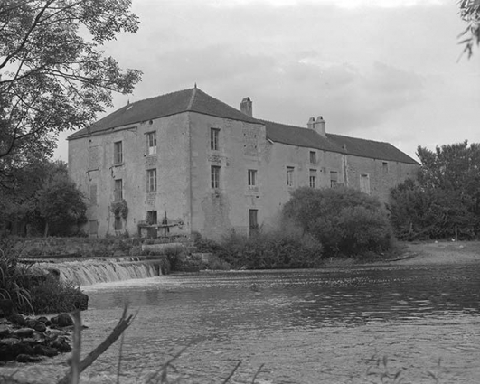 Moulin alimenté par un bief de l'Armançon. Vue extérieure. © Région Bourgogne-Franche-Comté, Inventaire du patrimoine