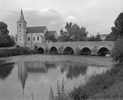 Pont sur l'Armançon (pont routier). En arrière plan, l'église. © Région Bourgogne-Franche-Comté, Inventaire du patrimoine