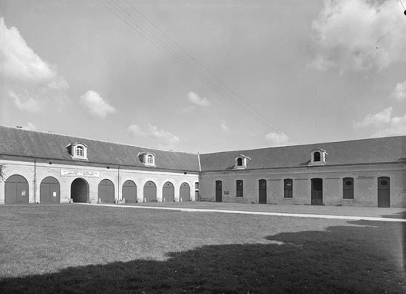 Les communs : cour des écuries. © Région Bourgogne-Franche-Comté, Inventaire du patrimoine