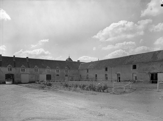 Les communs : cour de la ferme. © Région Bourgogne-Franche-Comté, Inventaire du patrimoine