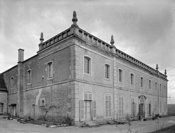 L'un des deux corps de bâtiments principaux. Façade latérale et façade antérieure. © Région Bourgogne-Franche-Comté, Inventaire du patrimoine