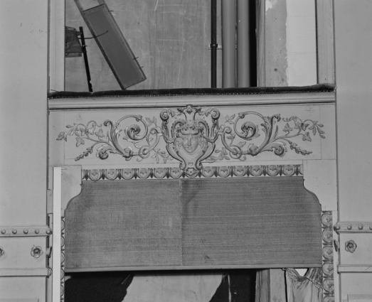 Salle : détail du garde-corps de la 2e loge d'avant-scène, côté jardin, en 1988, avant restauration. © Région Bourgogne-Franche-Comté, Inventaire du patrimoine