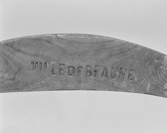 Chaise, 1988 : détail de l'inscription. © Région Bourgogne-Franche-Comté, Inventaire du patrimoine