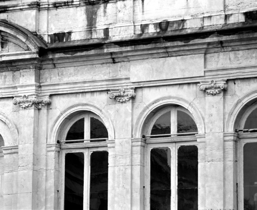 Façade : détail de l'entablement, en 1988. © Région Bourgogne-Franche-Comté, Inventaire du patrimoine