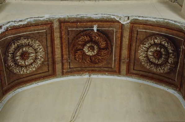 Peinture de l'embrasure de la porte. © Région Bourgogne-Franche-Comté, Inventaire du patrimoine Peinture de l'embrasure de la porte. © Région Bourgogne-Franche-Comté, Inventaire du patrimoine