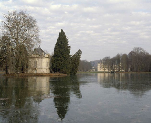 Grand étang et pavillon. © Région Bourgogne-Franche-Comté, Inventaire du patrimoine