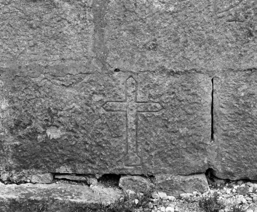 Façade : porche, croix gravée sur le mur droit © Région Bourgogne-Franche-Comté, Inventaire du patrimoine Façade : porche, croix gravée sur le mur droit © Région Bourgogne-Franche-Comté, Inventaire du patrimoine