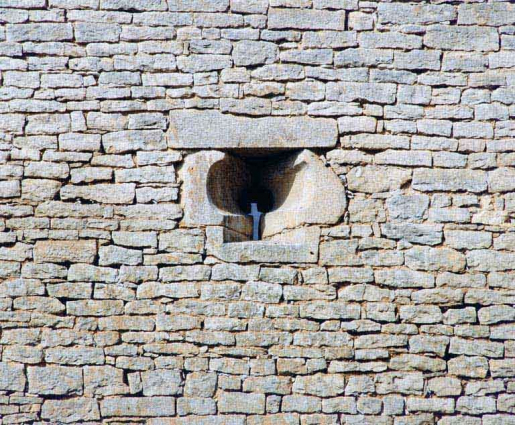 Tour sud, détail : archère-canonnière. © Région Bourgogne-Franche-Comté, Inventaire du patrimoine Tour sud, détail : archère-canonnière. © Région Bourgogne-Franche-Comté, Inventaire du patrimoine