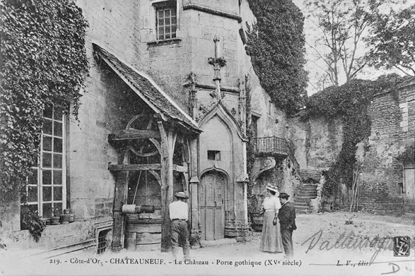 Tourelle d'escalier du grand logis et puits. © Région Bourgogne-Franche-Comté, Inventaire du patrimoine Tourelle d'escalier du grand logis et puits. © Région Bourgogne-Franche-Comté, Inventaire du patrimoine