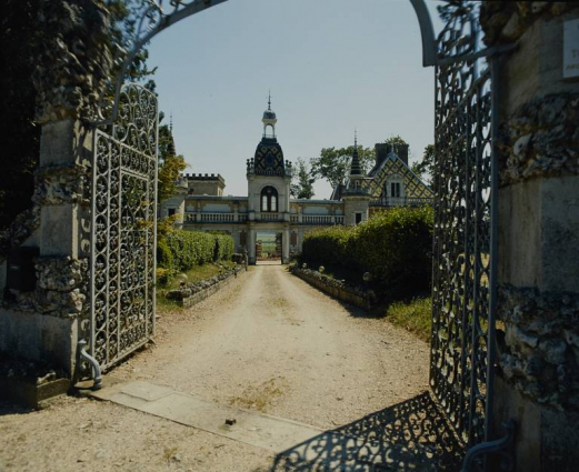 Le château vu depuis le portail, en 1996. © Région Bourgogne-Franche-Comté, Inventaire du patrimoine