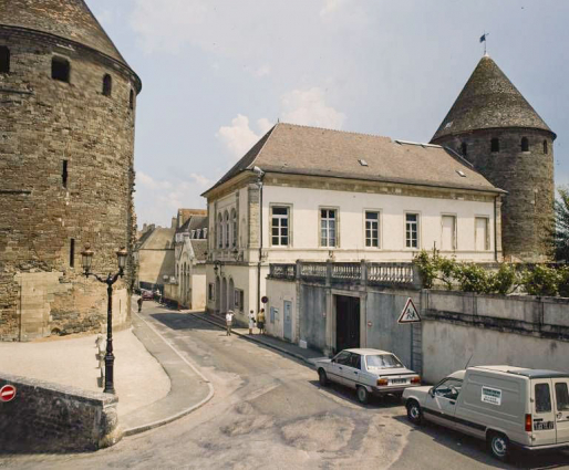 Elévation droite et tour Margot, en 1996. © Région Bourgogne-Franche-Comté, Inventaire du patrimoine