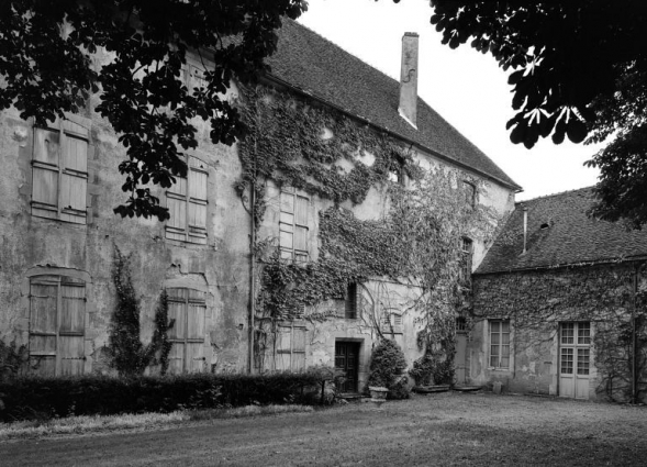 Bâtiment est. Façade prise du nord-est. © Région Bourgogne-Franche-Comté, Inventaire du patrimoine Bâtiment est. Façade prise du nord-est. © Région Bourgogne-Franche-Comté, Inventaire du patrimoine
