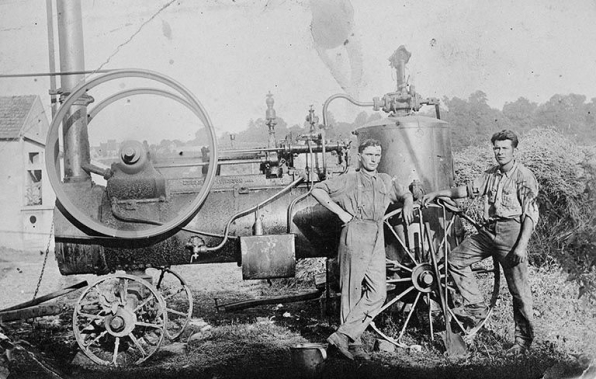 Scène de battage. La chaudière de Léon Cotté. Photographie ancienne. © Région Bourgogne-Franche-Comté, Inventaire du patrimoine Scène de battage. La chaudière de Léon Cotté. Photographie ancienne. © Région Bourgogne-Franche-Comté, Inventaire du patrimoine