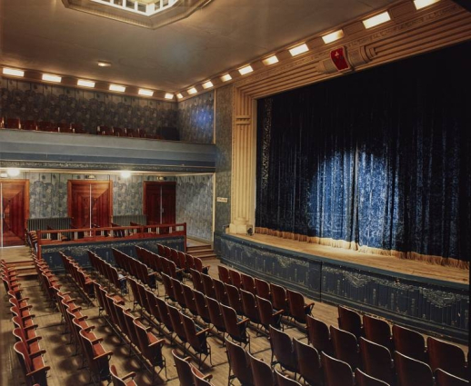 Salle et scène, rideau de scène fermé, en 1996. © Région Bourgogne-Franche-Comté, Inventaire du patrimoine