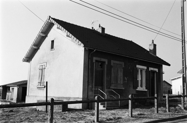 Habitation à deux logements de deux pièces de " type 5 " (1920-21). © Région Bourgogne-Franche-Comté, Inventaire du patrimoine Habitation à deux logements de deux pièces de " type 5 " (1920-21). © Région Bourgogne-Franche-Comté, Inventaire du patrimoine
