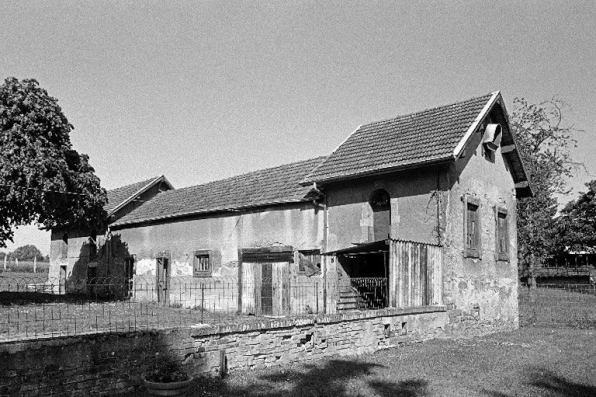 Pigeonnier, étable à vaches, laiterie et poulailler de la ferme du Château de Galuzot (façade Sud). © Région Bourgogne-Franche-Comté, Inventaire du patrimoine