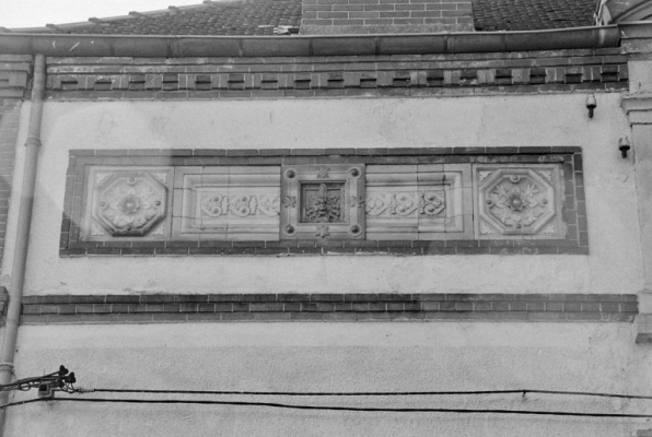 Détail de la façade est : panneaux de céramique (provenance indéterminée). © Région Bourgogne-Franche-Comté, Inventaire du patrimoine Détail de la façade est : panneaux de céramique (provenance indéterminée). © Région Bourgogne-Franche-Comté, Inventaire du patrimoine