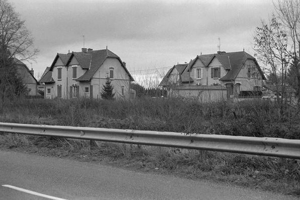 La Cité des Touillards vue depuis les anciens logements patronaux, au nord-ouest. © Région Bourgogne-Franche-Comté, Inventaire du patrimoine La Cité des Touillards vue depuis les anciens logements patronaux, au nord-ouest. © Région Bourgogne-Franche-Comté, Inventaire du patrimoine