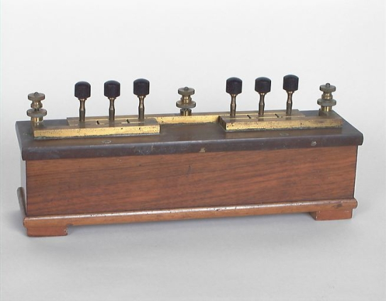 Boîte de résistances étalon rectangulaire. © Région Bourgogne-Franche-Comté, Inventaire du patrimoine