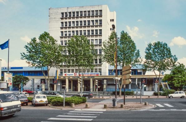 Façade antérieure, en 2000 : bourse du travail et entrée de la maison de la culture. © Région Bourgogne-Franche-Comté, Inventaire du patrimoine Façade antérieure, en 2000 : bourse du travail et entrée de la maison de la culture. © Région Bourgogne-Franche-Comté, Inventaire du patrimoine