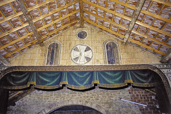 Cadre de scène, en 2002 : détail de la partie supérieure. © Région Bourgogne-Franche-Comté, Inventaire du patrimoine Cadre de scène, en 2002 : détail de la partie supérieure. © Région Bourgogne-Franche-Comté, Inventaire du patrimoine