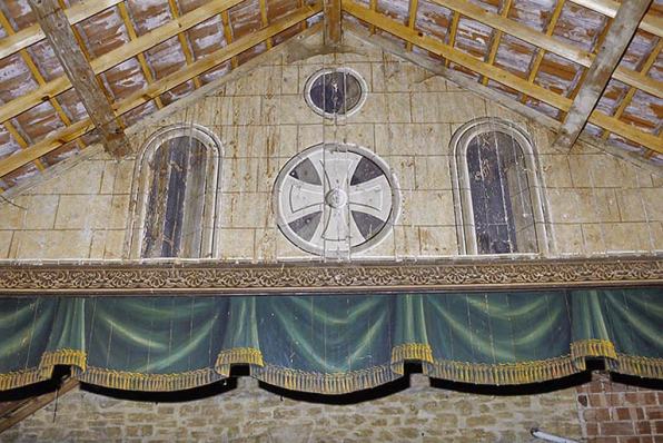 Cadre de scène, en 2002 : détail de la partie supérieure (vue rapprochée). © Région Bourgogne-Franche-Comté, Inventaire du patrimoine Cadre de scène, en 2002 : détail de la partie supérieure (vue rapprochée). © Région Bourgogne-Franche-Comté, Inventaire du patrimoine