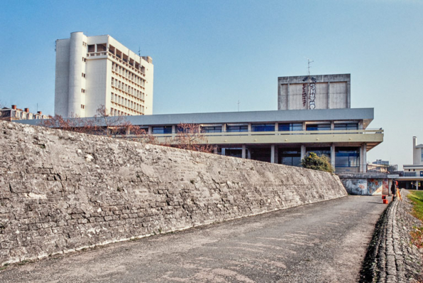 Façade latérale droite, vue en contre-bas de la levée de Médine, en 2000. © Région Bourgogne-Franche-Comté, Inventaire du patrimoine Façade latérale droite, vue en contre-bas de la levée de Médine, en 2000. © Région Bourgogne-Franche-Comté, Inventaire du patrimoine