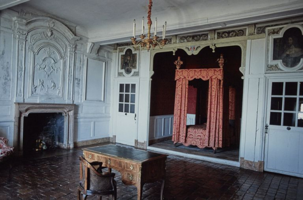 Donjon, 1er étage, la chambre de Vienne. © Région Bourgogne-Franche-Comté, Inventaire du patrimoine Donjon, 1er étage, la chambre de Vienne. © Région Bourgogne-Franche-Comté, Inventaire du patrimoine