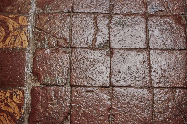 Carreaux de pavement dans l'appartement du 15e siècle. © Région Bourgogne-Franche-Comté, Inventaire du patrimoine Carreaux de pavement dans l'appartement du 15e siècle. © Région Bourgogne-Franche-Comté, Inventaire du patrimoine