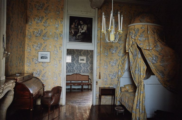 Vue d'ensemble dans la chambre, au 1er étage de l'appartement aménagé sous l'Ancien Régime. © Région Bourgogne-Franche-Comté, Inventaire du patrimoine Vue d'ensemble dans la chambre, au 1er étage de l'appartement aménagé sous l'Ancien Régime. © Région Bourgogne-Franche-Comté, Inventaire du patrimoine