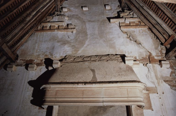 Logis principal, comble au dessus de l'appartement médiéval : mur du donjon. © Région Bourgogne-Franche-Comté, Inventaire du patrimoine Logis principal, comble au dessus de l'appartement médiéval : mur du donjon. © Région Bourgogne-Franche-Comté, Inventaire du patrimoine