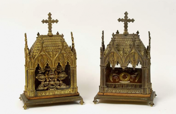 Vue d'ensemble des deux reliquaires. © Région Bourgogne-Franche-Comté, Inventaire du patrimoine Vue d'ensemble des deux reliquaires. © Région Bourgogne-Franche-Comté, Inventaire du patrimoine