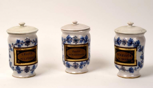 Ensemble de trois pots à pharmacie. © Région Bourgogne-Franche-Comté, Inventaire du patrimoine Ensemble de trois pots à pharmacie. © Région Bourgogne-Franche-Comté, Inventaire du patrimoine
