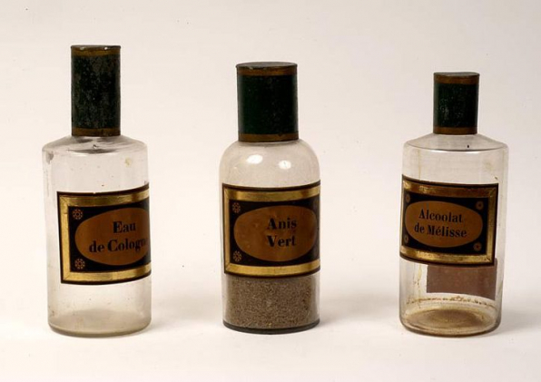 Vue d'ensemble de trois bouteilles. © Région Bourgogne-Franche-Comté, Inventaire du patrimoine